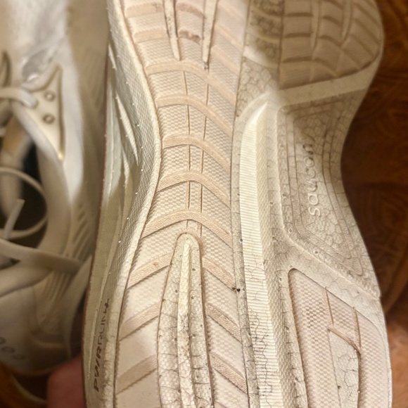 Saucony running shoes - Picture 3 of 5